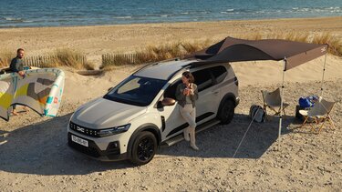 Dacia view of family from boot visual