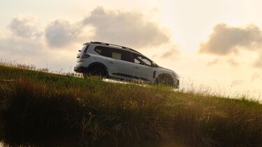 Dacia JOGGER driver and passenger climbing out visual